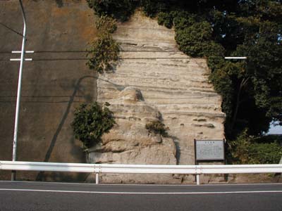 相模国と武蔵国の国境に立つ巨大な磨崖仏
