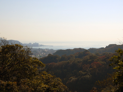山の尾根の向こうに見える鎌倉の街と海