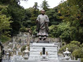 妙本寺の日蓮像