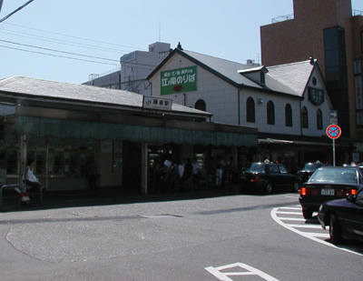 地元では"裏駅"とも呼ばれる鎌倉駅西口