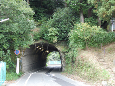 多聞院前のトンネル
