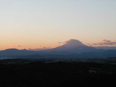 冬の夕暮れ時の富士山