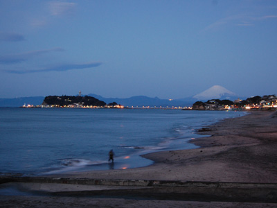 夜明けの江ノ島と富士山