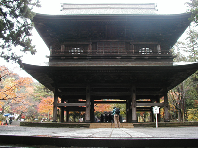 雨後の円覚寺山門と紅葉